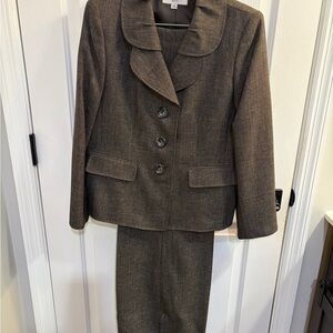 Le Suit Women’s dark Tailored pants suit